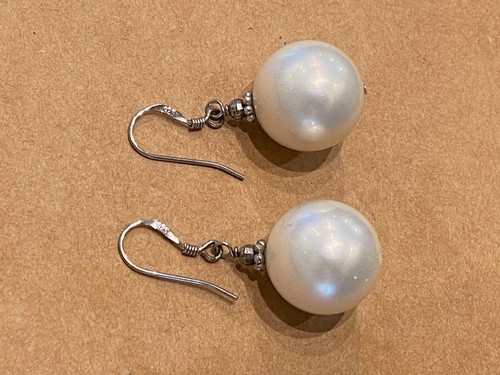 Pendientes colgantes de perlas (16 mm) hechos por el hombre en plata de ley 925, 34 mm de largo. - Imagen 3 de 3