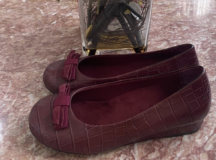 VIONIC Lydia Orthaheel Women's Burgundy Croc Leather  Bow Wedge Shoes Sz 8 EUC! View 6