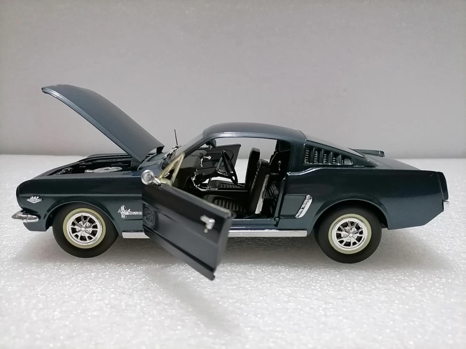 FORD Mustang 1965  -  Vintage  diecast  1:18  Scale model , Solido 1990 - Image 2 of 4