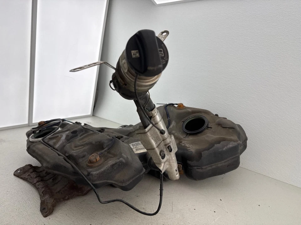 Audi A4 Quattro 2008-2015 AWD depósito de tanque de gasolina con cuello de llenado OEM Foto 4 de 4