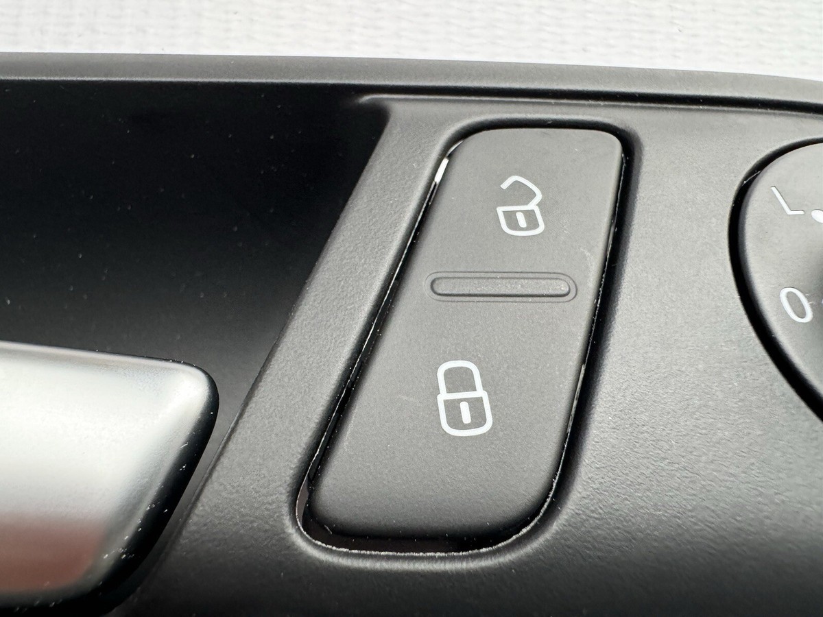 Hoe vervang je het raammechanisme van de Volkswagen New Beetle? (Met video Hoe vervang je het raammechanisme van de Volkswagen New Beetle? (Met video