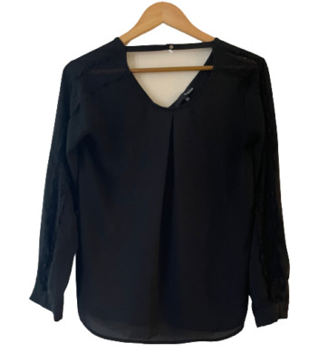 Ro & De Lace Sleeve Pleated Blouse XS Black V-Neck Back Strap Excellent