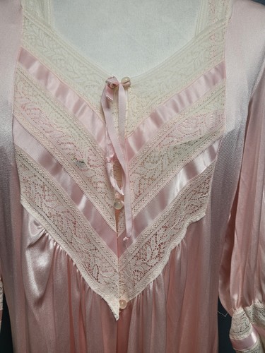 Vintage Flair Peignor size Small Nightgown and Robe Set - Picture 3 of 21