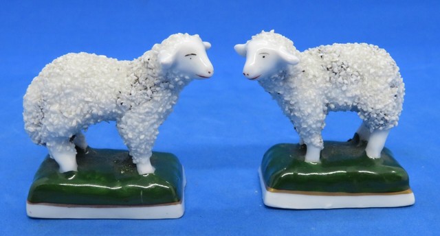 Chelsea 18th century antique pair of small sheep ornaments figurines Chelsea 18th century antique pair of small sheep ornaments figurines