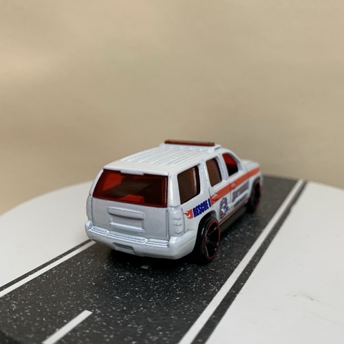 2009 Hot Wheels #108 HW City Works 2/10 2007 Chevy Tahoe SUV White/Red w/OH5 NM - Picture 10 of 14