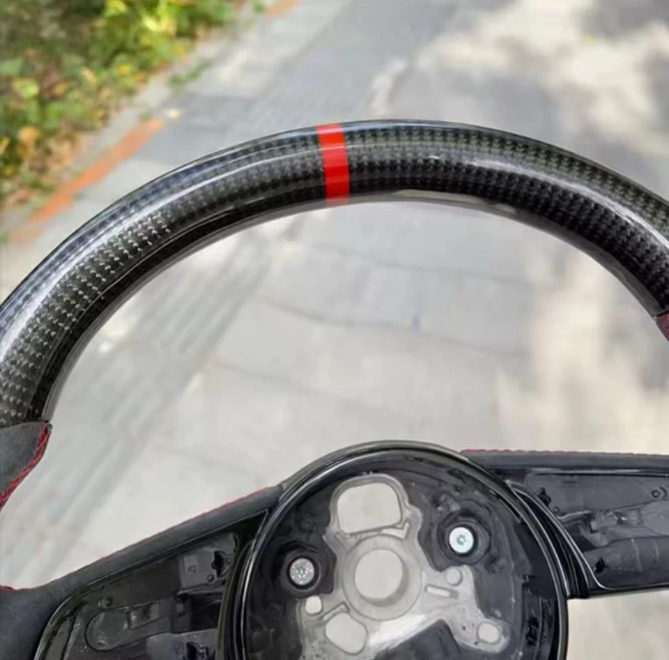 Volante de fibra de carbono Audi A3 A4 B9 A5 B9 RS3 S3 RS4 S4 A5 S5 Foto 3 de 4