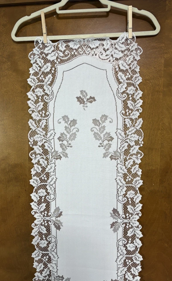 Nuevo con etiquetas Corredor de mesa Heritage Lace Holly 14"x45" Blanco Navidad Grandmacore Foto 2 de 4