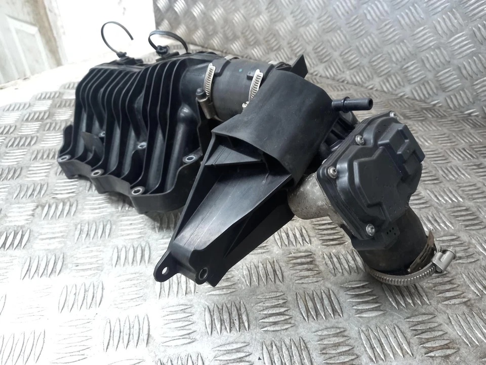 Ford Fiesta Intake Manifold 1.0L Petrol 1047092S01 2016 - Image 3 of 4