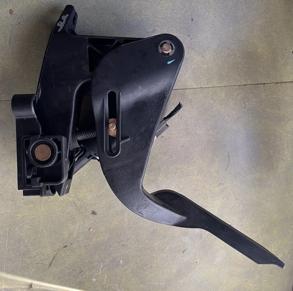 05 Chrysler Pacifica Adjustable Gas Accelerator Fuel Pedal Assembly  - Image 3 of 4