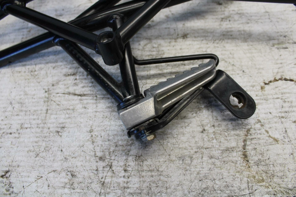 07-09 JUEGO DE CLAVIJAS DE PASAJERO TRASERO KAWASAKI VERSYS 650 PAR BB302 Foto 2 de 4