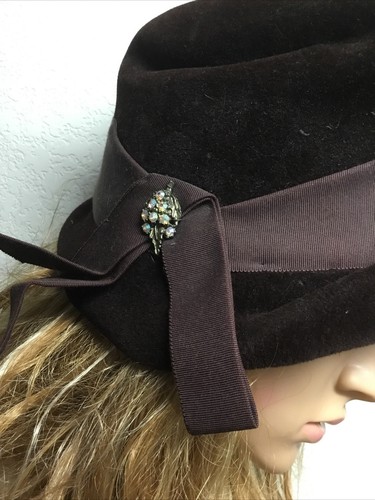 VINTAGE ITALY ROZANNE HAT VELVET BROWN 1940? D12 - Picture 2 of 9