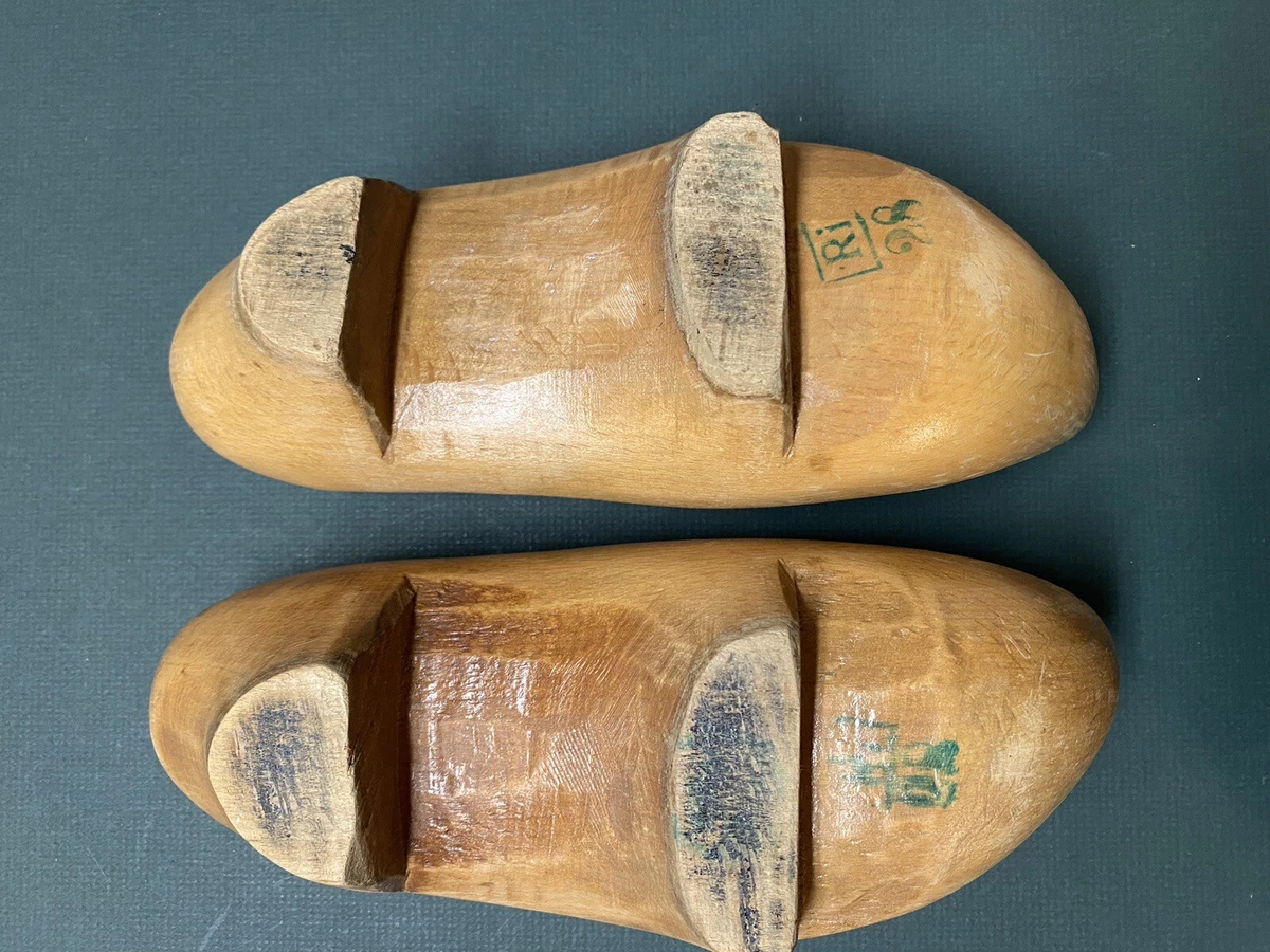 Scandinavian store wooden clogs