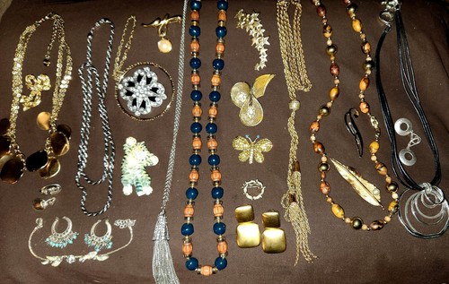 VINTAGE JEWELRY LOT 23pc ESTATE Monet TRIFARI Frierich Avon Alfani LC Napier - Picture 3 of 6