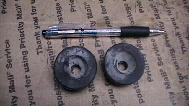 2000 - 2006 nissan sentra lower ac condensor rubber mounts OEM Foto 3 de 4