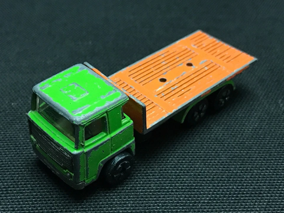 Camión de plataforma Playart hecho en Hong Kong escala 1:64 Foto 2 de 4