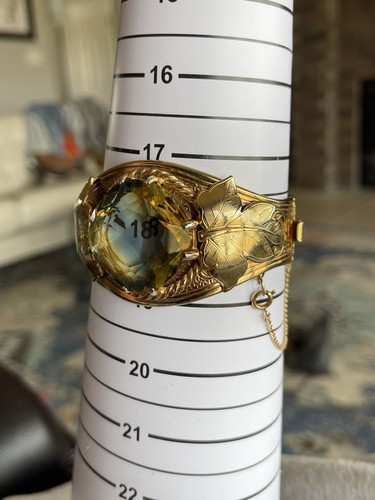 Large Vintage 1960's SARAH COVENTRY Gold Tone "Versailles" Hinge Bangle Bracelet - Picture 7 of 8