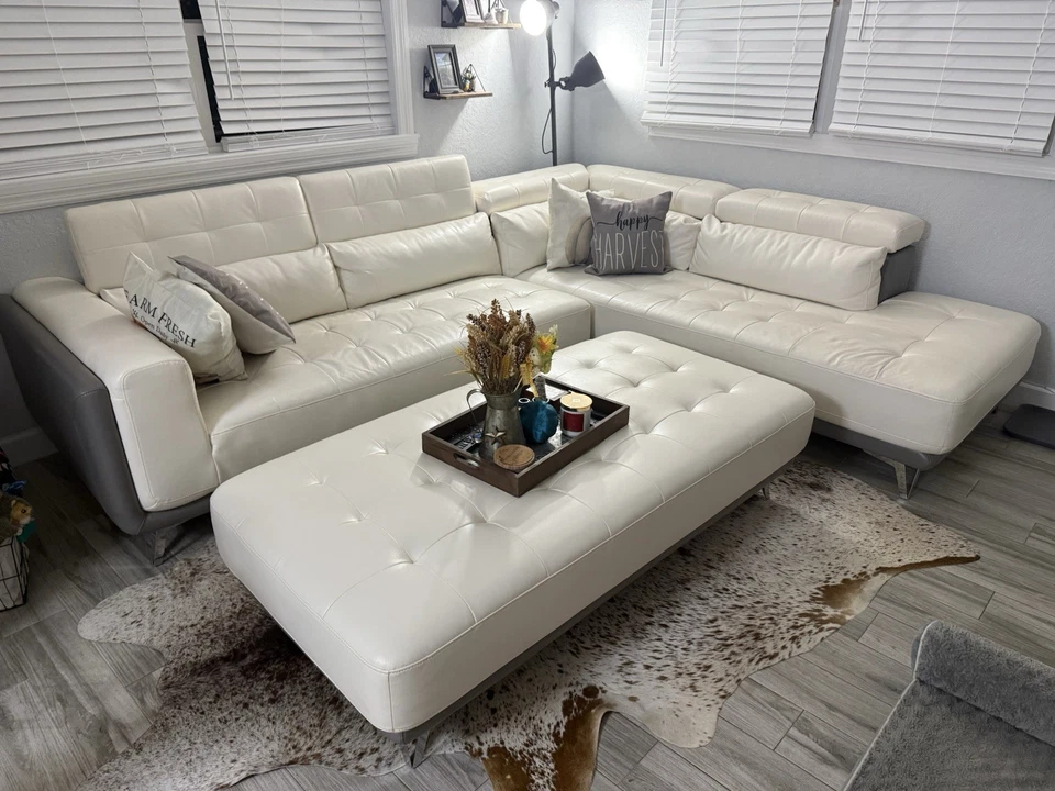 Красивый диван из искусственной кожи с оттоманкой и много места для хранения в белом - Изображение 2 из 4
