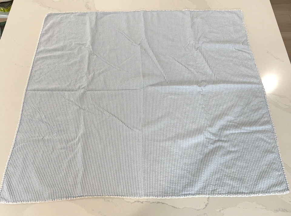 Manta de bebé de colección azul y blanco a rayas Seersucker borde de ganchillo liviana cuadrada Foto 2 de 4