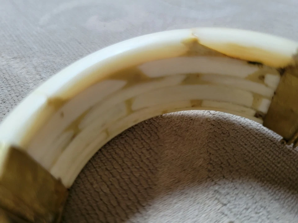 Brazalete grande con bisagras de hueso con detalles de piedra central ámbar y latón Foto 4 de 4