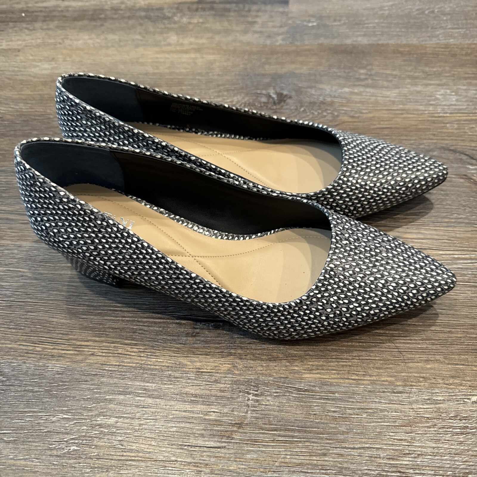 Alfani Step Flex  Bland And White Size 10 M