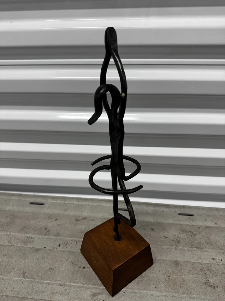 Estatua de yoga con postura de árbol de aluminio con soporte de madera - Serena decoración del hogar Foto 4 de 4