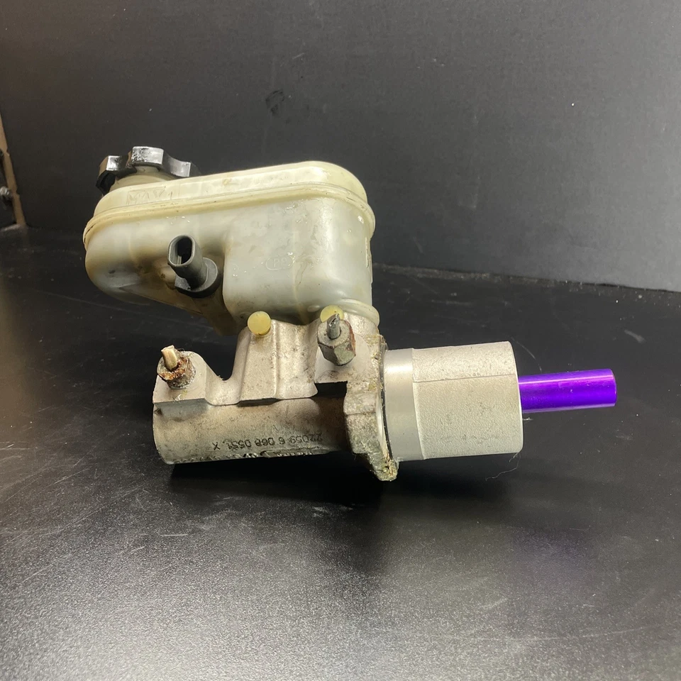 Chevrolet Equinox 2005-2006 cilindro maestro de freno de 3,4 L con depósito OEM Foto 3 de 4