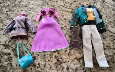 DISNEY Store Rapunzel Eugene TANGLED Deluxe DOLL Christmas Outfit Guitar RARE