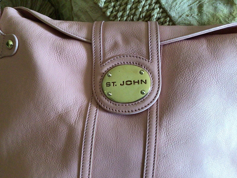 Bolso de Mano de Diseñador ST JOHN KNITS VINTAGE Cuero Genuino Rosa con Detalles Tono Dorado Foto 3 de 4