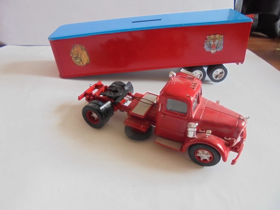 Camion Mack Corgi aux couleurs du cirque chipperfields - Photo 3/4