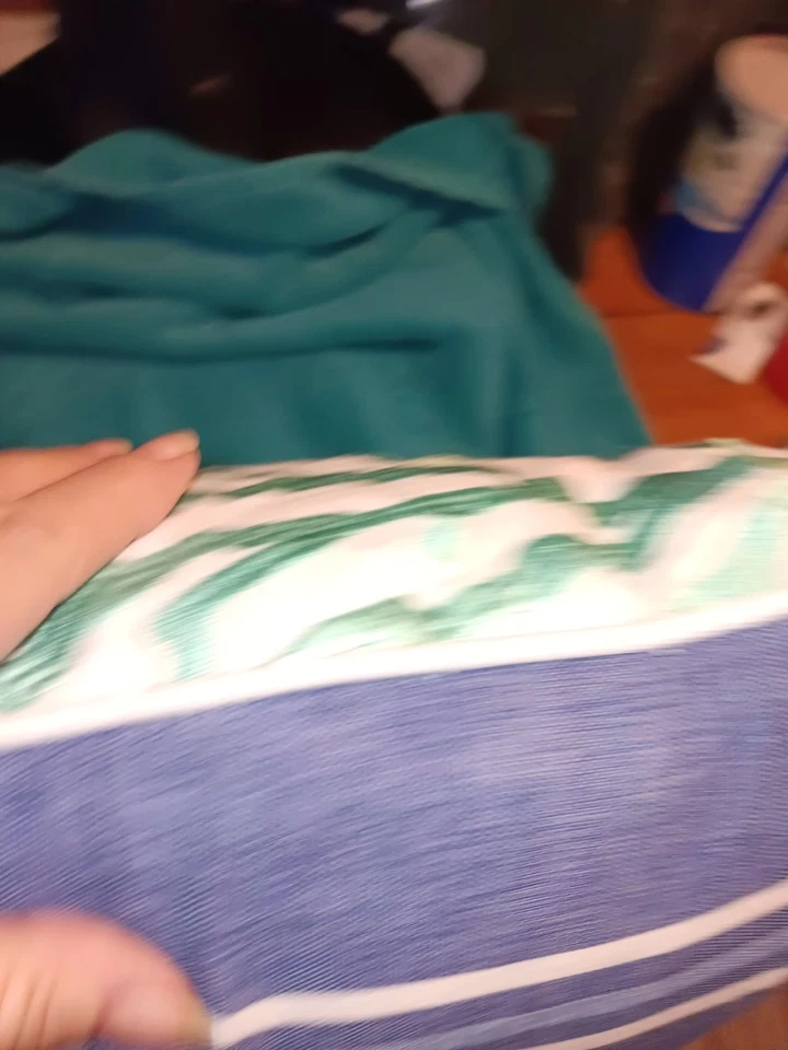 Almohada diseño Aqua Coral en la parte delantera a rayas en la parte posterior Foto 4 de 4