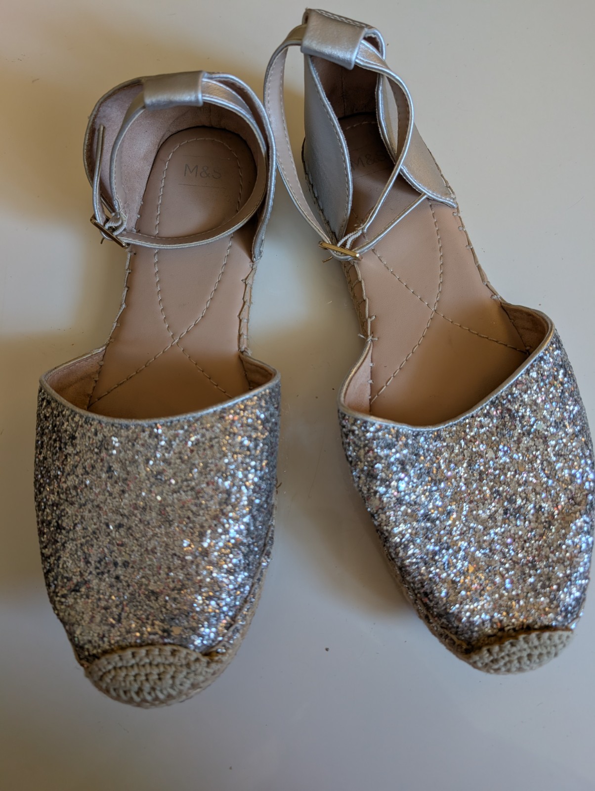 ZAPATOS PLANOS MARKS AND SPENCER PLATA BRILLO ALPARGATA CORREA AL TOBILLO TALLA 8 REINO UNIDO