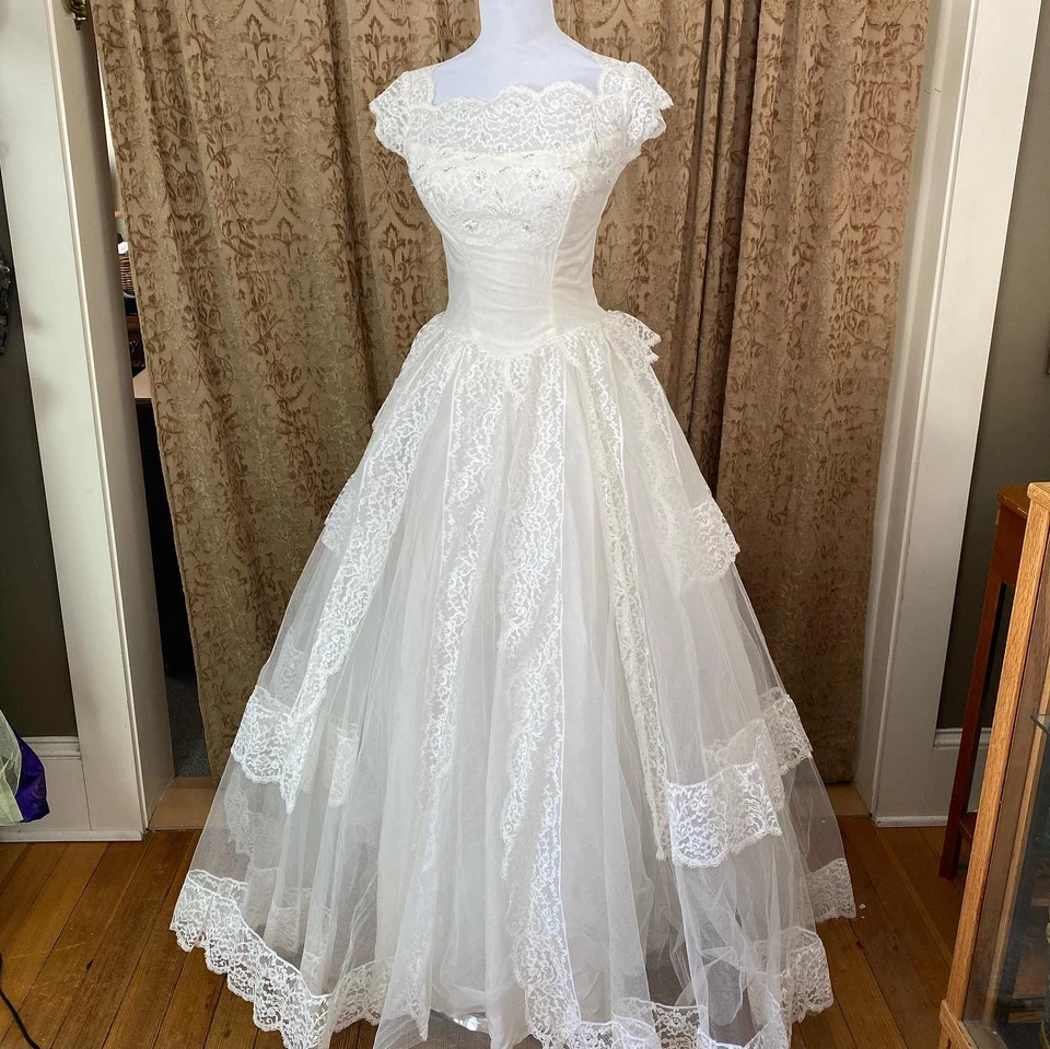 Vestidos de novia vintage de encaje cuello cuadrado apliques volantes línea A vestidos de novia Foto 2 de 4