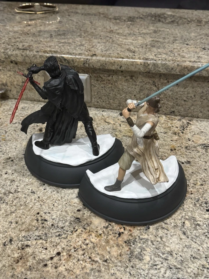 Figura exclusiva de Kylo y Rey de la franquicia Star Wars Parques Disney Foto 4 de 4