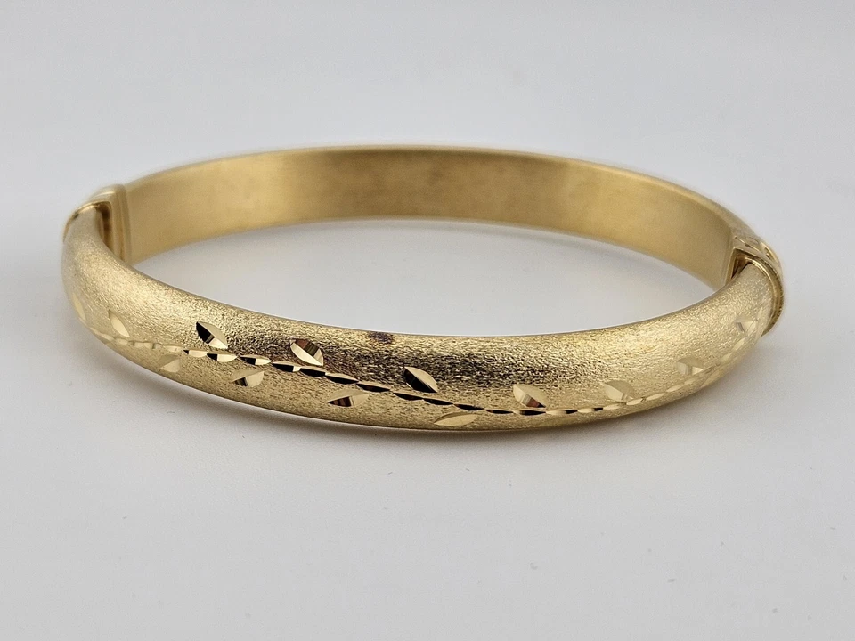 Brazalete con bisagra Veronese de plata de ley 925 con corte de diamante satinado revestido de 18k  Foto 4 de 4