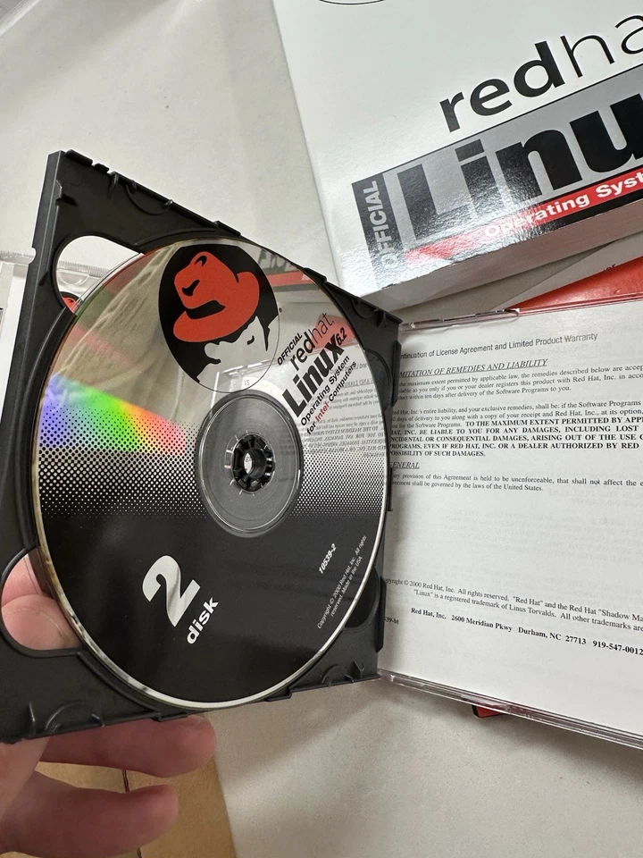 Red Hat Linux 6.2 Deluxe Boxed Set 2000 Complete w/ CDs & Manual  - Image 3 of 3