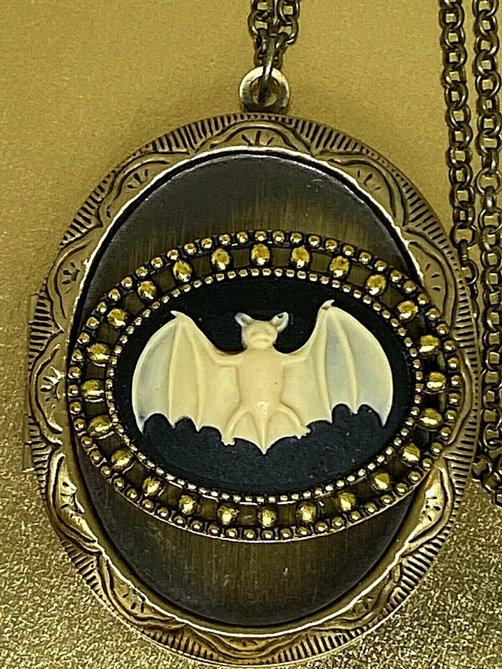 Collar medallón grande de latón dorado camafeo de murciélago gótico fotos Rockabilly bronce Foto 3 de 4