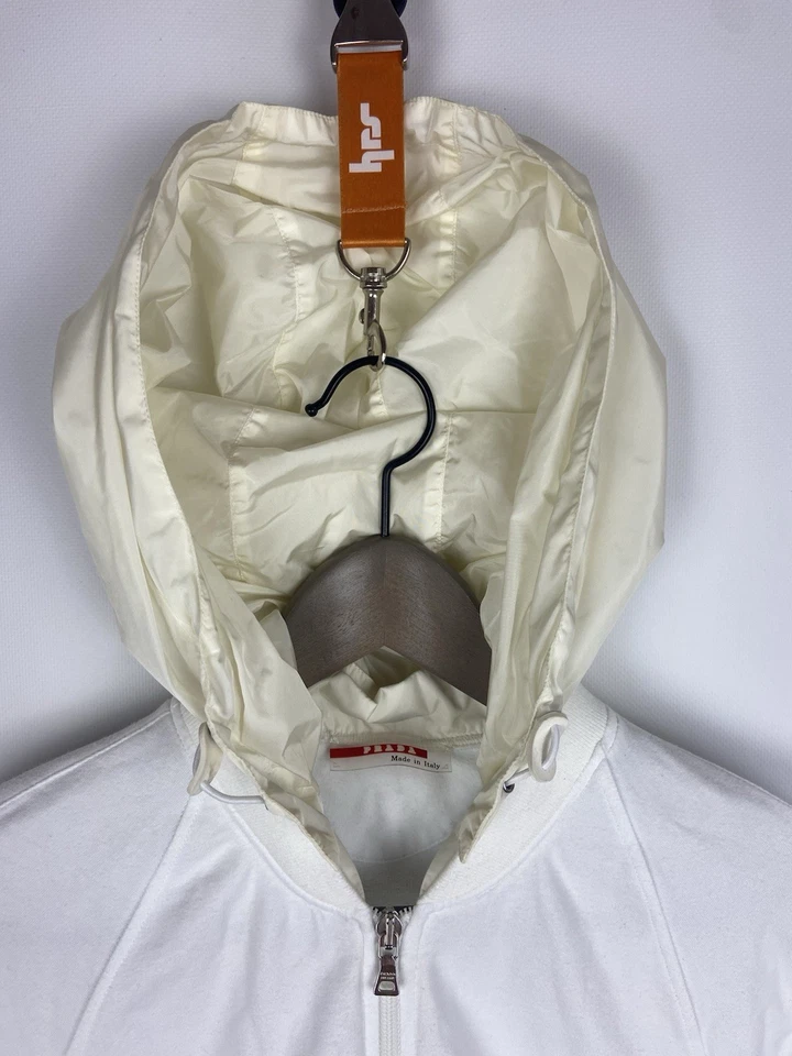 Chaqueta cortavientos con capucha y cremallera blanca vintage Prada para mujer talla S Foto 3 de 4