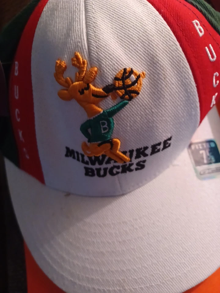 Nuevo Antiguo Stock Milwaukee Bucks REEBOCK AJUSTADO BORDADO 7/1/8 GORRA GORRA Foto 3 de 4