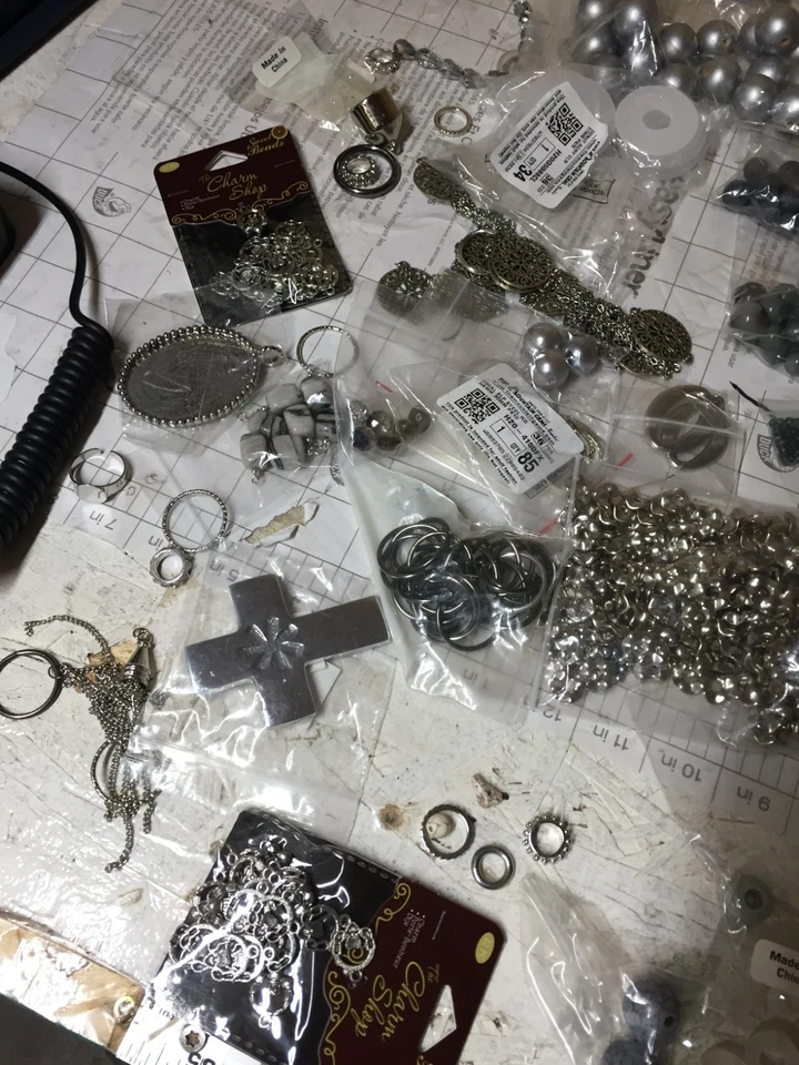 Lote de 2 lb 13 oz cuentas sueltas piedra gris metal pulido vidrio colgantes acrílico donut Foto 2 de 4