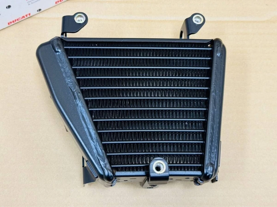Radiador enfriador de aceite genuino Ducati 749 749R 999R 54840421A nuevo sin usar Foto 2 de 4