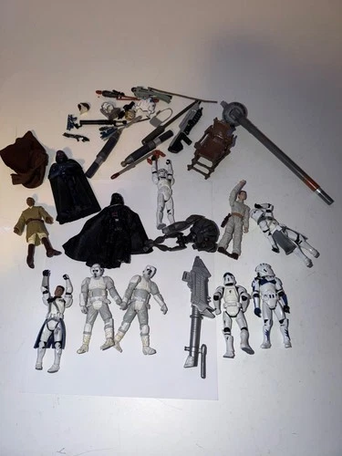 VINTAGE LOT OF STAR WARS FIGURES AND ACCESSORIES