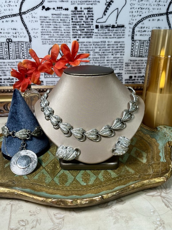Vintage Coro Pegasus Demi Parure Silver Tone Leaf Motif 3pc Set