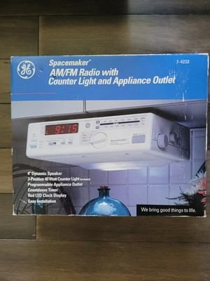 GE Spacemaker AM/FM Radio with Counter Light and Appliance Outlet 7-4232 NOS