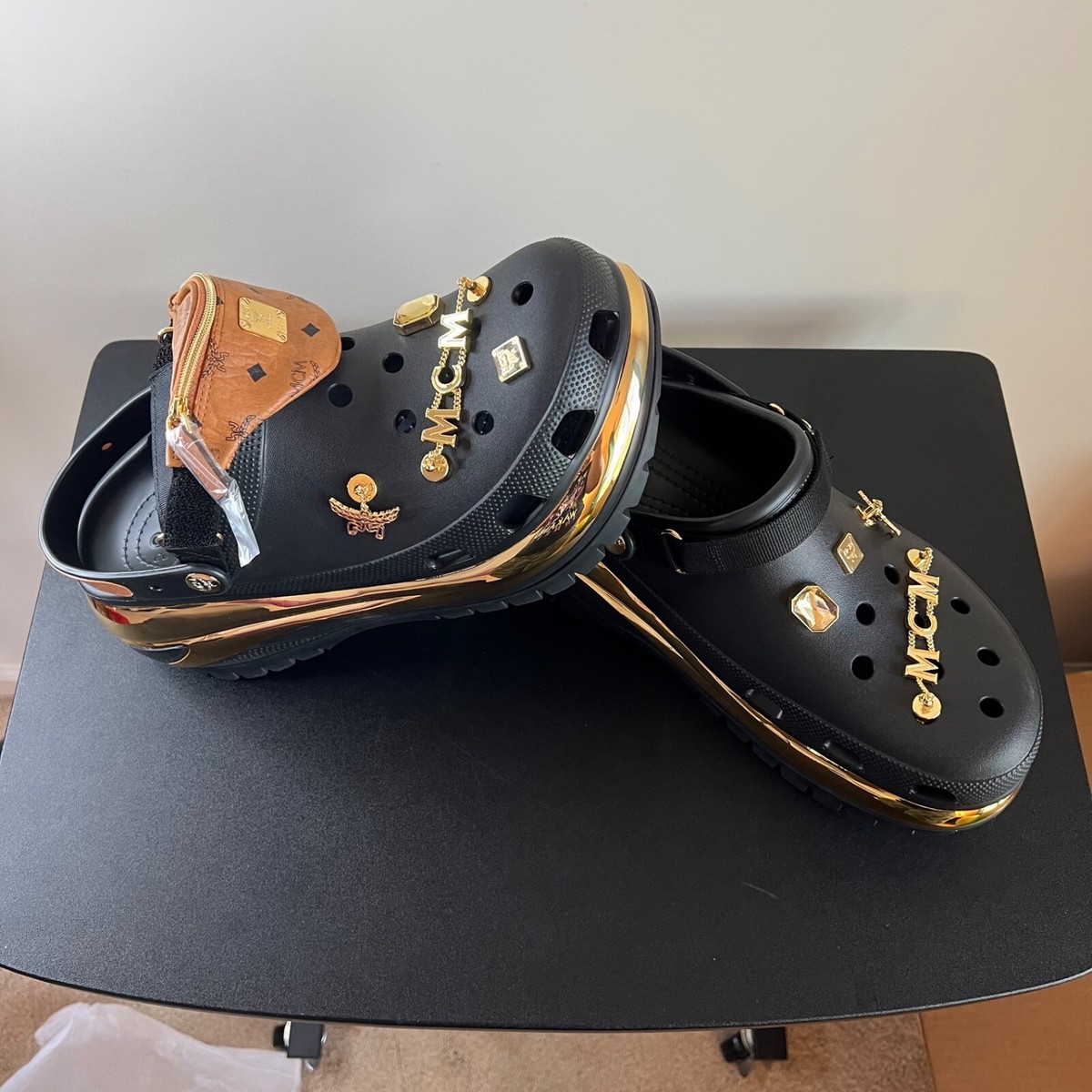 [MCM x CROCS] クラシッククログ (ベルトバッグ ブレイスレット) MCM x CROCS] クラシッククログ (ベルトバッグ ブレイスレット