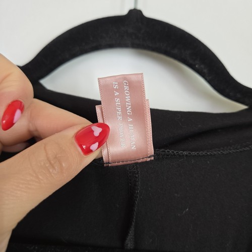 Vestido envolvente de enfermería de maternidad Nom Maternity Tessa negro pequeño de bambú tejido jersey - Imagen 5 de 13