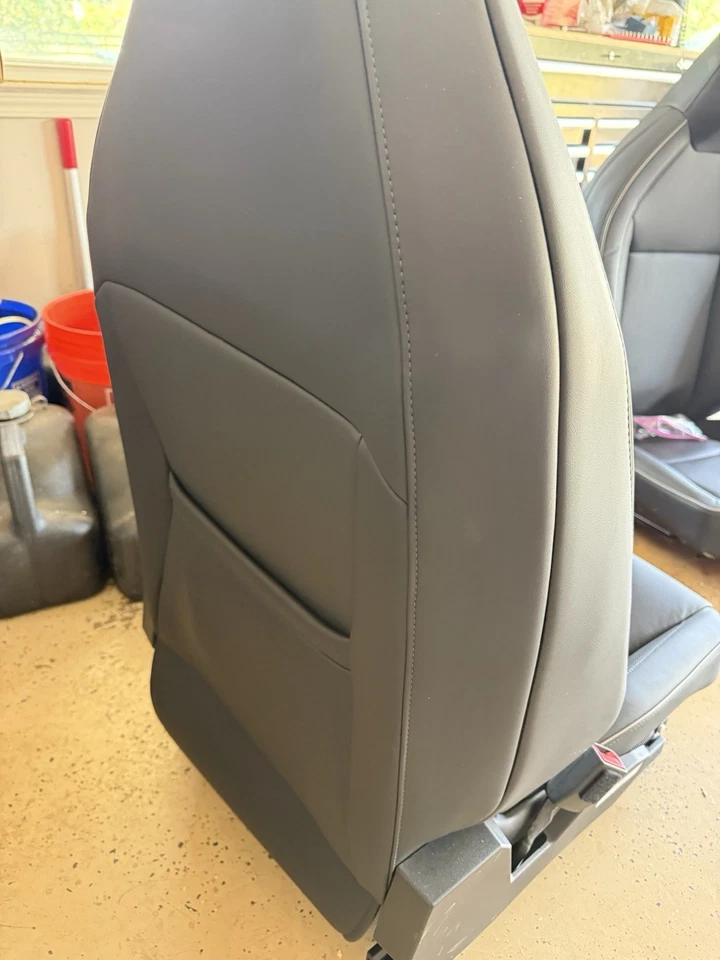 Asiento de conductor Tesla CyberTruck cuero negro con tubería gris Foto 2 de 4