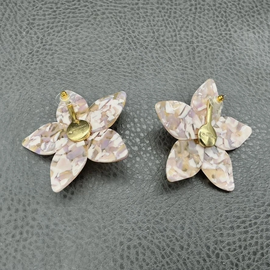 Pendientes BaubleBar grandes florales llamativos para mujer mármol rosa acrílico tono dorado Foto 4 de 4