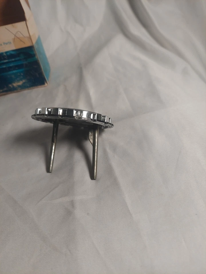 Ford Gran Torino 1974-75 emblema de parrilla deportiva D4OZ-83369 NUEVO DE STOCK Foto 3 de 4