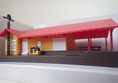 BACHMANN N SCALE ASSEMBLED ''FREIGHT  STATION'' # 45907