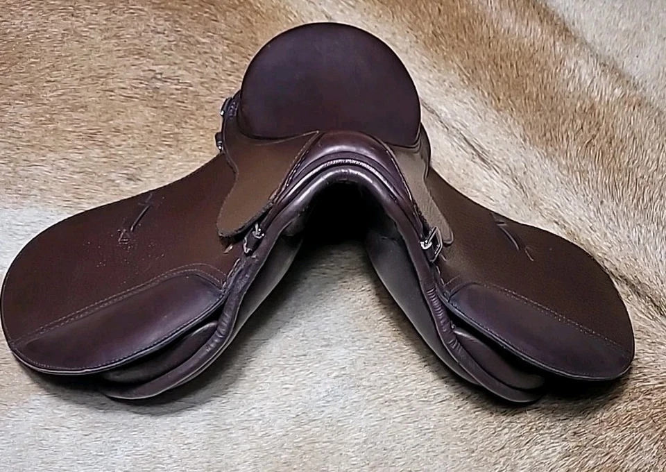 Juego de sillín y tachuelas de salto inglés - cuero genuino - tamaños de asiento 14"-18" Foto 3 de 4